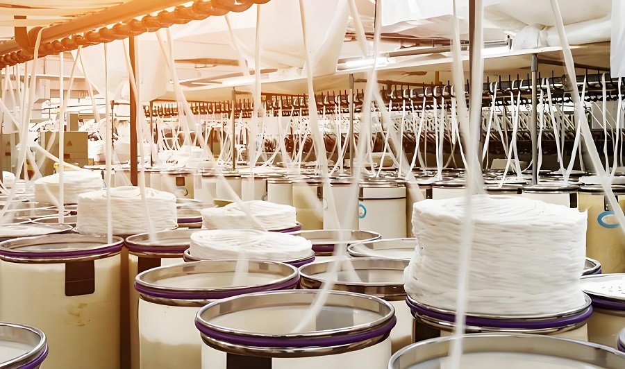 Spinning thread in textile manufacturing